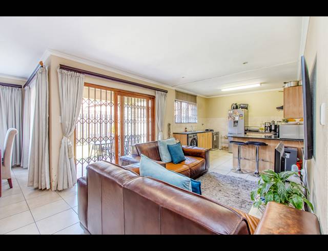 3 BEDROOM TOWNHOUSE FOR SALE IN RADIOKOP